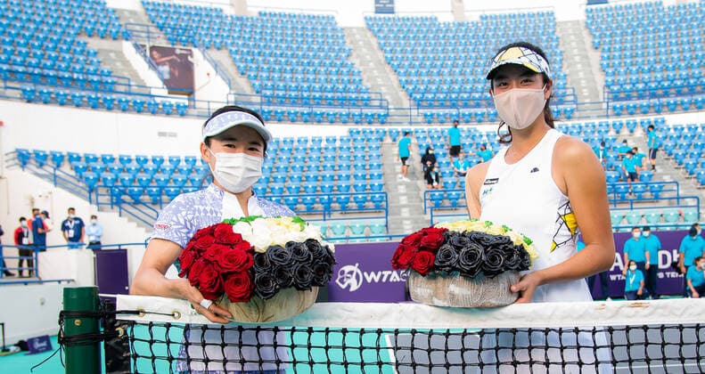 January 13, 2021, Abu Dhabi, UNITED ARAB EMIRATES: Shukoa Aoyama & Ena Shibahara of Japan pose with the champions flowers after winning the doubles final of the 2021 Abu Dhabi WTA, Tennis Damen Womens Tennis Open WTA 500 tournament. Abu Dhabi UNITED ARAB EMIRATES - ZUMAa181 20210113_zaa_a181_039 Copyright: xRobxPrangex