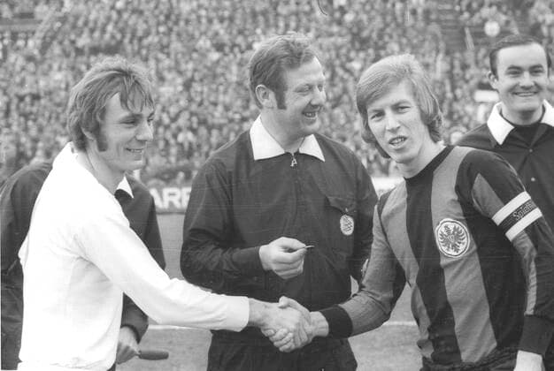 FC Schalke 04 Eintracht Frankfurt 4 1 13 03 1971 Reinhard Stan Libuda FC Schalke 04 and Jürgen Grabowski Eintracht Frankfurt Shake hands before the match, behind them referee Walter Horstmann Only for journalistic use Only for editorial use HM