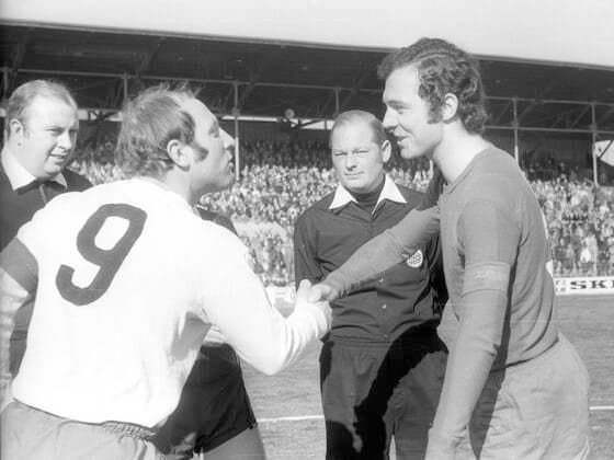 FC Bayern München Hamburger SV 6 2 13 03 1971 Welcome of the captains Uwe Seeler nr 9 and Franz Beckenbauer Only for journalistic use Only for editorial use HM
