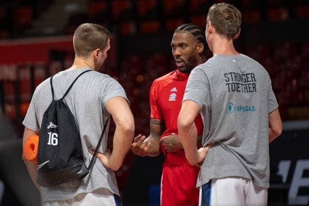 Vladislav Trushkin 16 Zenit St Petersburg talking to Jalen Reynolds 8 FC Bayern , FC Bayern Basketball vs Zenit St Petersburg, Basketball, Euroleague, 13 01 2021 Muenchen Bayern Germany Copyright: xkolbert-press UlrichxGamelx