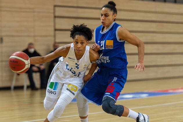 Deeshyra Thomas 03, GISA Lions SV Halle and Rachel Arthur Marburg GISA Lions SV Halle vs BC Pharmaserv Marburg Basketball 1 Bundesliga ERDGAS Sportarena Halle Saale 13 01 2021 Photo Holger John Sachsen Anhalt Germany ERDGAS Sportarena Halle Saale
