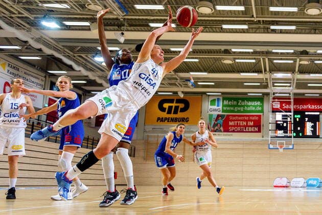 Eilidh Simpson 41, GISA Lions SV Halle and Rachel Arthur Marburg GISA Lions SV Halle vs BC Pharmaserv Marburg Basketball 1 Bundesliga ERDGAS Sportarena Halle Saale 13 01 2021 Photo Holger John Sachsen Anhalt Germany ERDGAS Sportarena Halle Saale