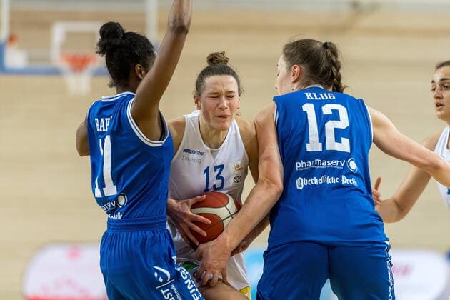 Charlotte Kreuter 13, GISA Lions SV Halle vs Johanna Klug Marburg and Tonisha Baker Marburg GISA Lions SV Halle vs BC Pharmaserv Marburg Basketball 1 Bundesliga ERDGAS Sportarena Halle Saale 13 01 2021 Photo Holger John Sachsen Anhalt Germany ERDGAS Sportarena Halle Saale