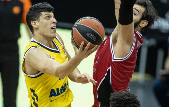 Basketball Euroleague, Alba Berlin AX Armani Exchange Milan, Main Round, 20 Matchday, Mercedes Benz Arena ALBAs Simone Fontecchio l fights against Riccardo Moraschini of Milan for the ball ALBA Berlin vs Armani Milan