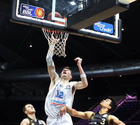 Philipp Hartwich Syntainics MBC at basket throw, Garai Zeeb Basketball Loewen Braunschweig