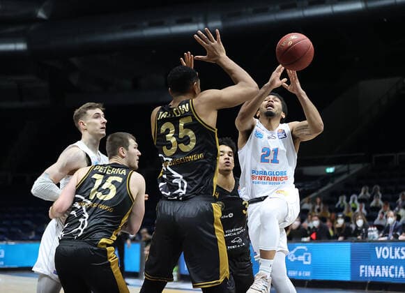 Quinton Hooker Syntainics MBC , Karim Jallow Basketball Loewen Braunschweig