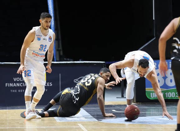 Karim Jallow Basketball Loewen Braunschweig , David Brembly Syntainics MBC