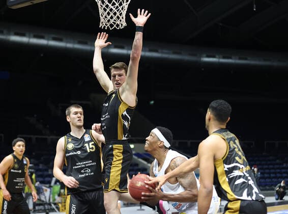 Lukas Meisner Basketball Loewen Braunschweig , Kyndahl Hill Syntainics MBC