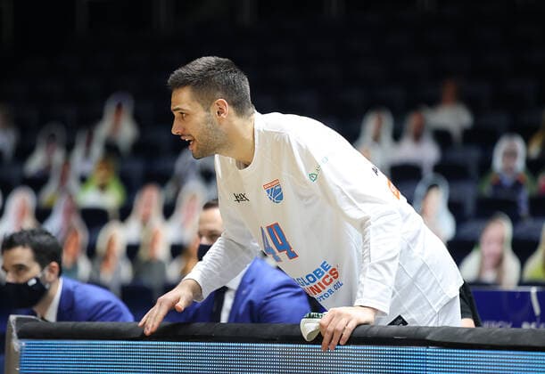 Benedikt Turudic Syntainics MBC cheers on his team