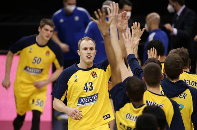 Luke Sikma at the run-in high-fives Sports Basketball EuroLeague Men Season 2020 2021 14 01 2021 ALBA Berlin vs Armani Milan