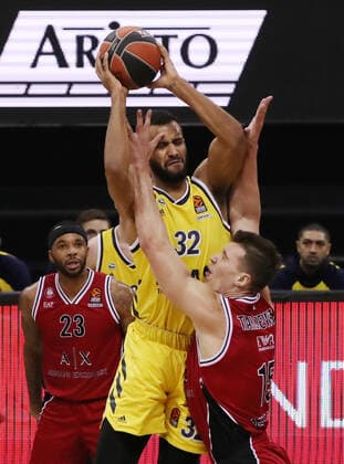 Johannes Thiemann, Kaleb Tarczewski Action Game Scene Duel Sport Basketball EuroLeague Men Season 2020 2021 14 01 2021 ALBA Berlin vs Armani Milan
