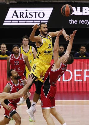 Johannes Thiemann, Kaleb Tarczewski Action Game Scene Duel Sport Basketball EuroLeague Men Season 2020 2021 14 01 2021 ALBA Berlin vs Armani Milan