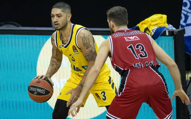Basketball Euroleague, Alba Berlin AX Armani Exchange Milan, Main Round, 20 Matchday, Mercedes Benz Arena ALBAs Peyton Siva l fights for the ball against Milans Sergio Rodriguez ALBA Berlin vs Armani Milan