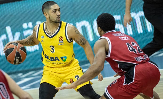 Basketball Euroleague, Alba Berlin AX Armani Exchange Milan, Main Round, 20 Matchday, Mercedes Benz Arena ALBAs Peyton Siva l fights for the ball against Kyle Hines of Milan ALBA Berlin vs Armani Milan