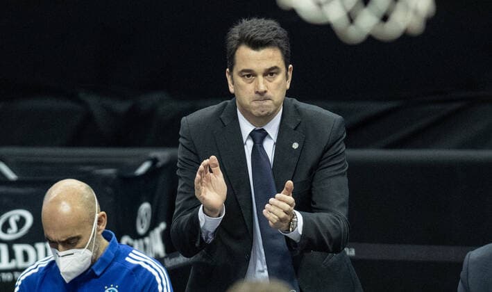 Basketball Euroleague, Alba Berlin AX Armani Exchange Milan, Main Round, Matchday 20, Mercedes Benz Arena ALBAs co-coach Israel Gonzalez stands clapping on the sidelines Head coach Reneses remains in quarantine due to a positive coronatest ALBA Berlin vs Armani Milan
