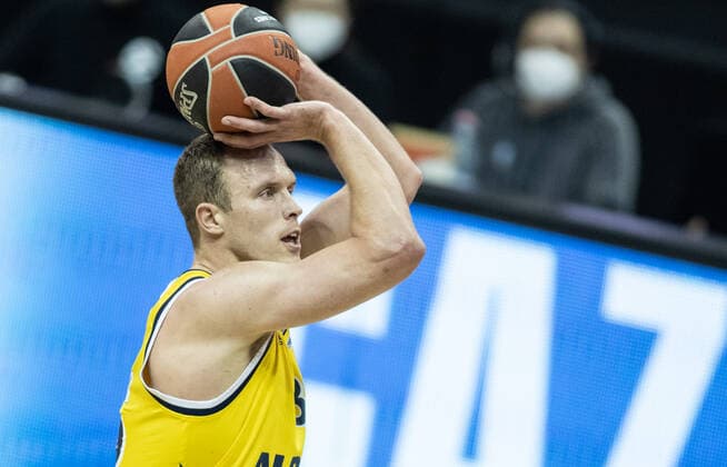 Basketball Euroleague, Alba Berlin AX Armani Exchange Milan, Main Round, Matchday 20, Mercedes Benz Arena ALBAs Luke Sikma throws the ball ALBA Berlin vs Armani Milan