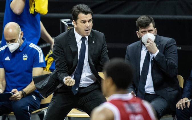 Basketball Euroleague, Alba Berlin AX Armani Exchange Milan, Main Round, Matchday 20, Mercedes Benz Arena ALBAs co-coach Israel Gonzalez M stands gesticulating on the sidelines next to co-coach Sebastian Trzciona r and athletic trainer Pepe Silva Moreno l Head coach Reneses remains in quarantine due to a positive coronatest ALBA Berlin vs Armani Milan