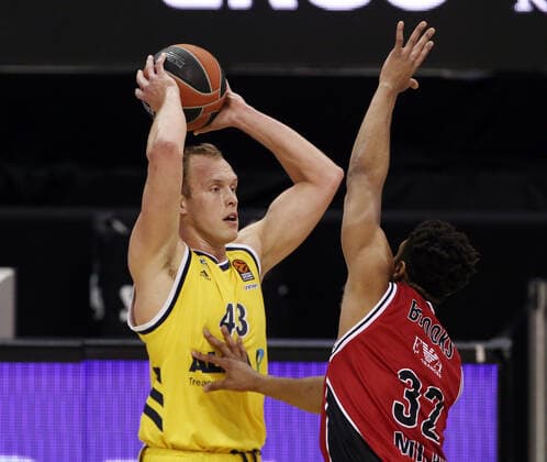 Luke Sikma, Jeff Brooks action game scene duel sports basketball EuroLeague men season 2020 2021 14 01 2021 ALBA Berlin vs Armani Milan