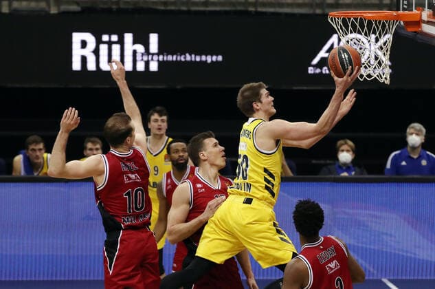 Michael Roll, Kaleb Tarczewski, Ben Lammers Action Game Scene Duel Sports Basketball EuroLeague Men Season 2020 2021 14 01 2021 ALBA Berlin vs Armani Milan
