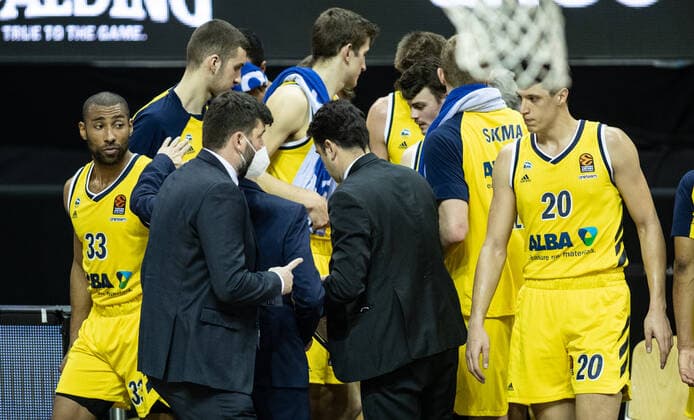 Basketball Euroleague, Alba Berlin AX Armani Exchange Milan, Main Round, Matchday 20, Mercedes Benz Arena ALBAs players stand together with their co-coach Israel Gonzalez during the first break, disappointed ALBA Berlin vs Armani Milan