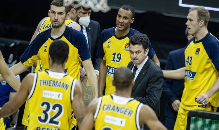Basketball Euroleague, Alba Berlin AX Armani Exchange Milan, Main Round, Matchday 20, Mercedes Benz Arena ALBAs Kresimir Nikic l r , Louis Olinde, co coach Israel Gonzalez and Luke Sikma stand together ALBA Berlin vs Armani Milan