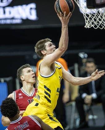 Basketball Euroleague, Alba Berlin AX Armani Exchange Milan, Main Round, Matchday 20, Mercedes Benz Arena ALBAs Ben Lammers r jumps with the ball to the basket in front of Kaleb Tarczewski of Milan ALBA Berlin vs Armani Milan