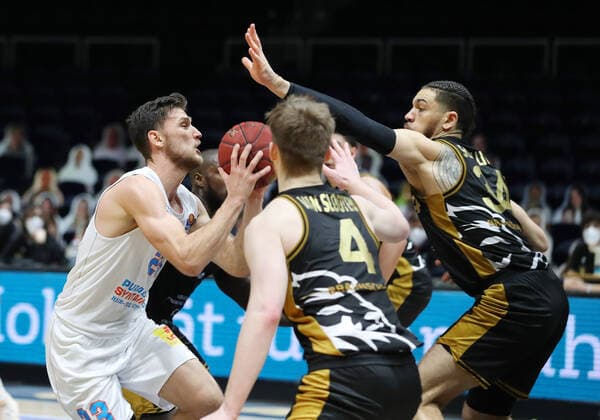 Löwen Braunschweig vs MBC, BBL Braunschweig, 14 01 2021, BASKETBALL easyCredit BBL Basketball Bundesliga, Löwen Braunschweig vs SYNTAINICS Mitteldeutsche Basketball Club, season 2020 21 Michal Michalak MBC , Luc van Slooten Löwen Braunschweig , Gavin Schilling Löwen Braunschweig Braunschweig