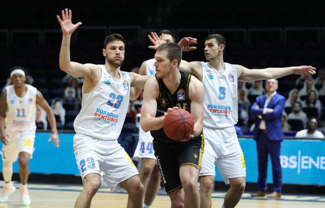 Löwen Braunschweig vs MBC, BBL Braunschweig, 14 01 2021, BASKETBALL easyCredit BBL Basketball Bundesliga, Löwen Braunschweig vs SYNTAINICS Mitteldeutsche Basketball Club, Season 2020 21 Michal Michalak MBC , Martin Peterka Löwen Braunschweig , Marko Krstanovic MBC Braunschweig