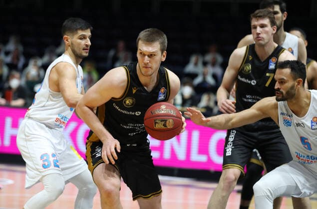 Löwen Braunschweig vs MBC, BBL Braunschweig, 14 01 2021, BASKETBALL easyCredit BBL Basketball Bundesliga, Löwen Braunschweig vs SYNTAINICS Mitteldeutsche Basketball Club, season 2020 21 Roko Rogic MBC , Martin Peterka Löwen Braunschweig David Brembly MBC Braunschweig