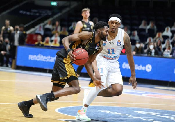 Löwen Braunschweig vs MBC, BBL Braunschweig, 14 01 2021, BASKETBALL easyCredit BBL Basketball Bundesliga, Löwen Braunschweig vs SYNTAINICS Mitteldeutsche Basketball Club, season 2020 21 Bazoumana KonÃ Löwen Braunschweig ,Kyndahl Hill MBC Braunschweig