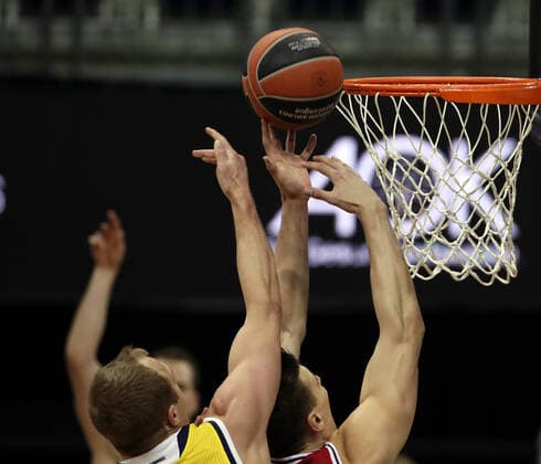 Luke Sikma, Kaleb Tarczewski Action Game Scene Duel Sports Basketball EuroLeague Men Season 2020 2021 14 01 2021 ALBA Berlin vs Armani Milan