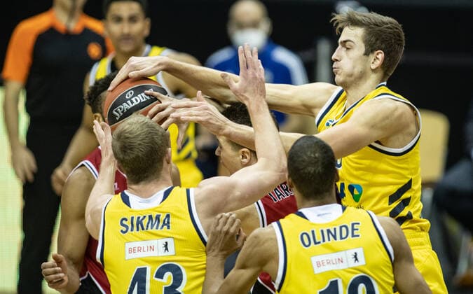 Basketball Euroleague, Alba Berlin AX Armani Exchange Milan, Main Round, 20 Matchday, Mercedes Benz Arena Five players fight for a ball ALBAs Luke Sikma and ALBAs Louis Olinde ALBA Berlin vs Armani Milan