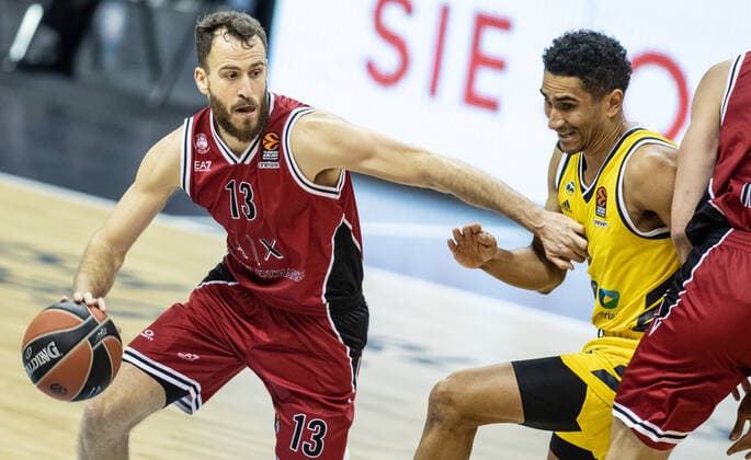 Basketball Euroleague, Alba Berlin AX Armani Exchange Milan, Main Round, 20 Matchday, Mercedes Benz Arena Sergio Rodriguez of Milan fights ALBAs Maodo Lo r for the ball ALBA Berlin vs Armani Milan