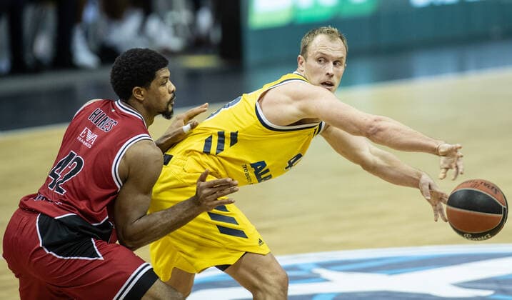 Basketball Euroleague, Alba Berlin AX Armani Exchange Milan, Main Round, 20 Matchday, Mercedes Benz Arena Kyle Hines of Milan fights against ALBAs Luke Sikma r for the ball ALBA Berlin vs Armani Milan