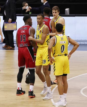 Paul Biligha, Louis Olinde, high-five after end of game, Maodo Lo disappointed after end of game disappointment Sports Basketball EuroLeague Men Season 2020 2021 14 01 2021 ALBA Berlin vs Armani Milan