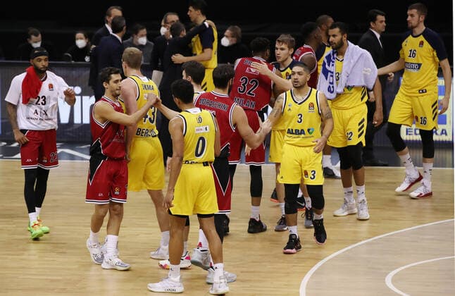 High-fives after end of game, Luke Sikma, Maodo Lo, Peyton Siva, Johannes Thiemann disappointed after end of game disappointment Sports Basketball EuroLeague Mens Season 2020 2021 14 01 2021 ALBA Berlin vs Armani Milan.