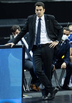Basketball Euroleague, Alba Berlin AX Armani Exchange Milan, Main Round, Matchday 20, Mercedes Benz Arena ALBAs co-coach Israel Gonzalez stands on the sidelines Head coach Reneses remains in quarantine due to a positive coronatest ALBA Berlin vs Armani Milan