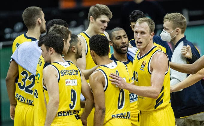 Basketball Euroleague, Alba Berlin AX Armani Exchange Milan, Main Round, Matchday 20, Mercedes Benz Arena Team of ALBA stands after the defeat together with injured Niels Giffey r ALBA Berlin vs Armani Milan