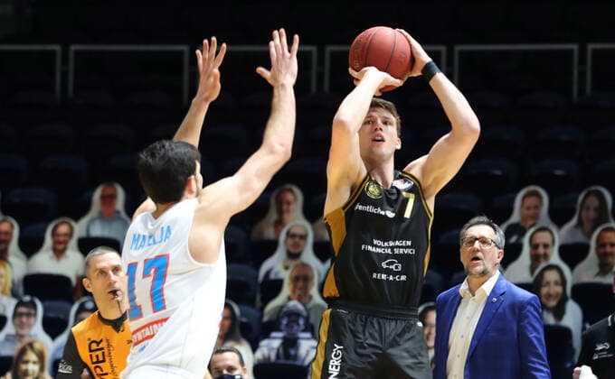 Löwen Braunschweig vs MBC, BBL Braunschweig, 14 01 2021, BASKETBALL easyCredit BBL Basketball Bundesliga, Löwen Braunschweig vs SYNTAINICS Mitteldeutsche Basketball Club, season 2020 21 Aleksander Marelja MBC , Lukas Meisner Löwen Braunschweig Braunschweig