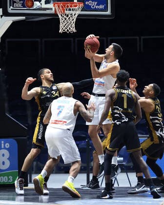 Hard to stop, Benedikt Turudic Syntainics MBC , here throwing the ball