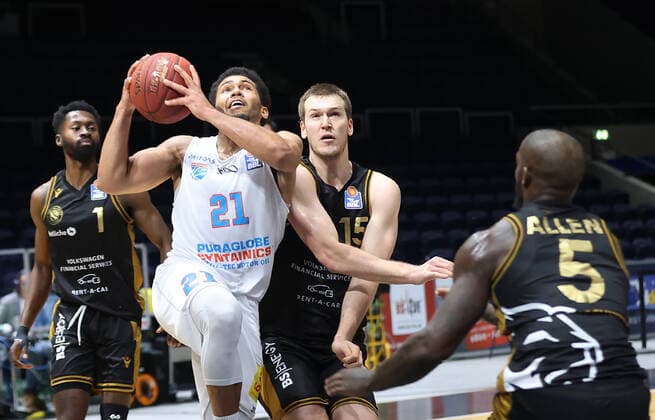Quinton Hooker Syntainics MBC , Martin Peterka Basketball Loewen Braunschweig