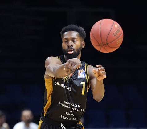 Bazoumana Kone Basketball Loewen Braunschweig on the ball