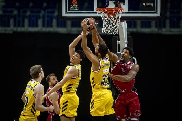 Basketball Berlin 14 01 2021 Season 2020 2021 Euroleague Regular Season Alba Berlin vs AX Armani Exchange Milan Johannes Thiemann Alba Berlin, No 32 Kyle Hines Milan, No 42 Simone Fontecchio Alba Berlin, No 20