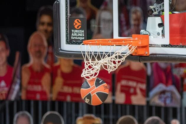 Ball goes through the basket, symbol picture, FC Bayern Basketball vs Real Madrid, Basketball, Euroleague, 15 01 2021 Muenchen Bayern Germany Copyright: xkolbert-press UlrichxGamelx