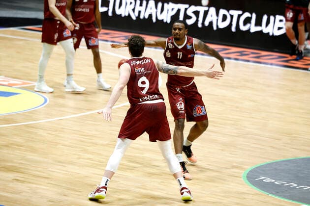 15 01 2021, easyCredit Basketball Bundesliga, BBL, season 2020 2021, men, Chemnitz Niners Telekom Baskets Bonn Dominique Johnson, Niners Chemnitz, Isiaha Mike, Niners Chemnitz Chemnitz Fair Chemnitz Saxony Germany