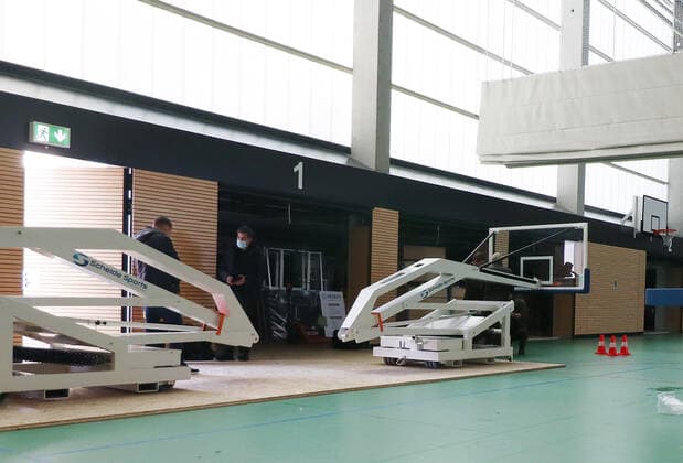 Basketball 2 Bundesliga on 15 01 2021 New home hall of the Tigers Tuebingen The new basket systems are built in the Volksbank Arena Rottenburg, the employees of the company Paul and Haudek assemble the baskets