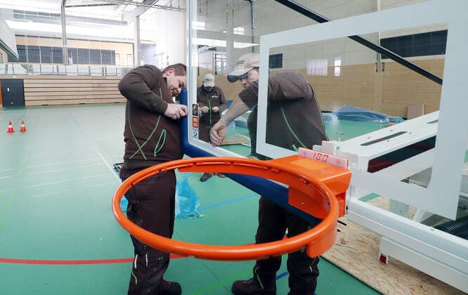 Basketball 2 Bundesliga on 15 01 2021 New home hall of the Tigers Tuebingen The new basket systems are built in the Volksbank Arena Rottenburg, the employees of the company Paul and Haudek assemble the baskets