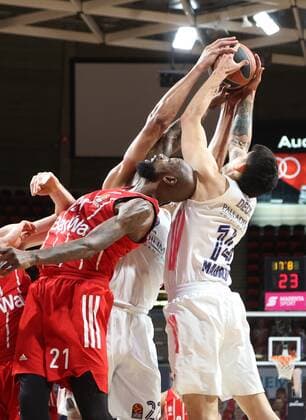 Bayerns 21 James GIST vs Madrids 14 DECK basketball, FC Bayern Madrid, Euroleague, 2020 2021 season, on 15 1 2021 in Munich, A U D I D O M E, Germany source copyright credit Oryk HAIST xx