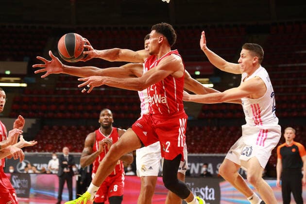 2 Wade Baldwin FCBB on the ball, against 20 Jaycee Carroll and 22 Walter Tavares Real Basketball, EuroLeague, FC Bayern Munich vs Real Madrid, Audi Dome, 15 01 2021 PHOTO Mladen Lackovic LakoPress