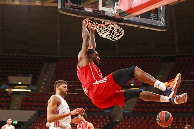 8 Jalen Reynolds FCBB vs 22 Walter Tavares Real Dunk, dunking, duel, basket, ball basketball, EuroLeague, FC Bayern Munich vs Real Madrid, Audi Dome, 15 01 2021 PHOTO Mladen Lackovic LakoPress